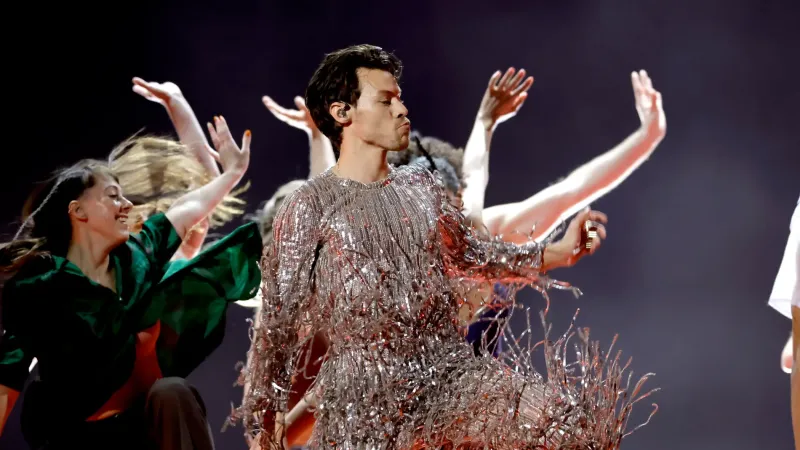 Bailarines de Harry Styles revelan la falla técnica en su escenografía de los Grammy